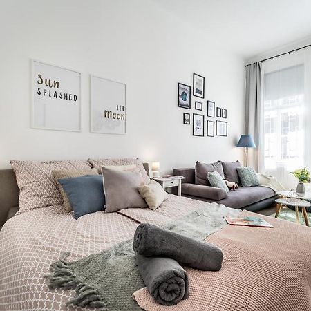 Sun-Splashed Retreat In The Heart Of A Vibrant Quarter 布达佩斯 外观 照片