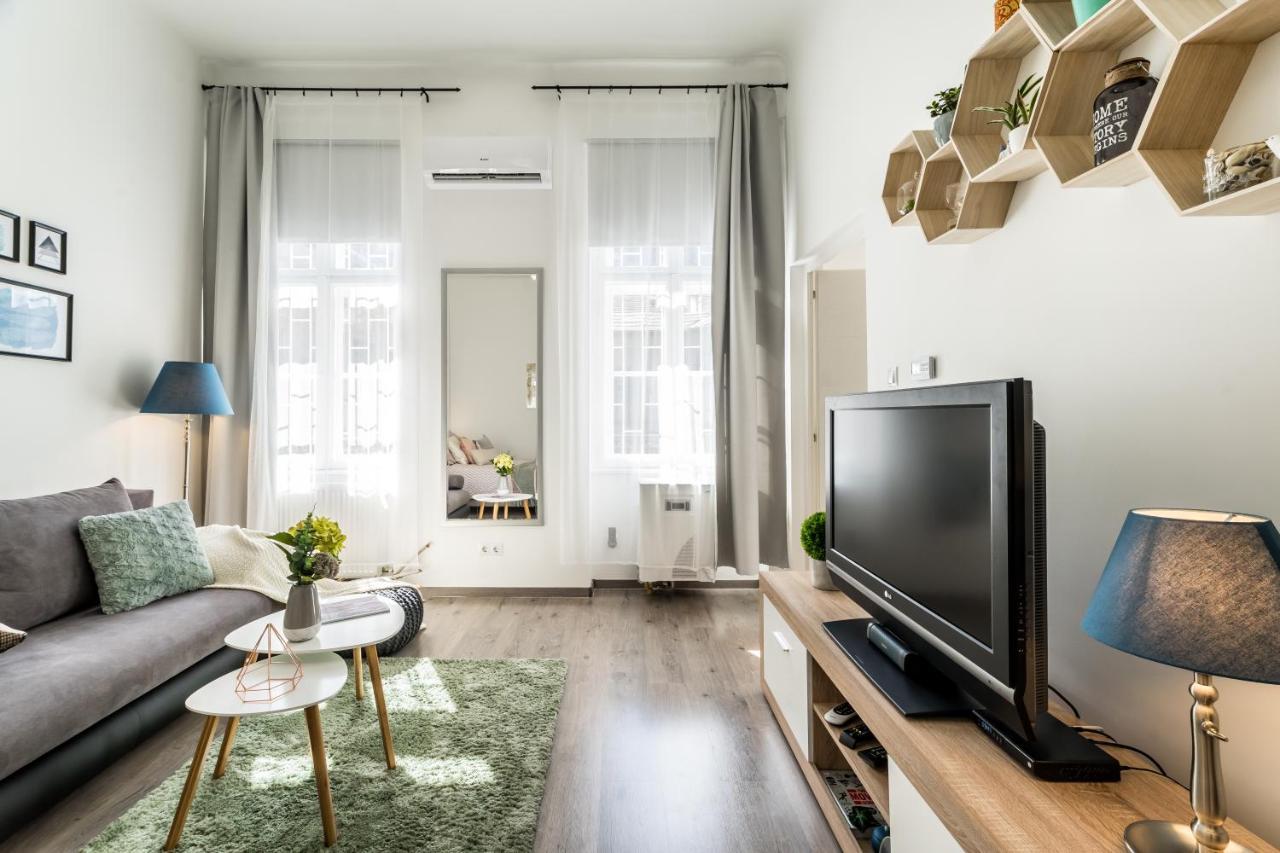 Sun-Splashed Retreat In The Heart Of A Vibrant Quarter 布达佩斯 外观 照片