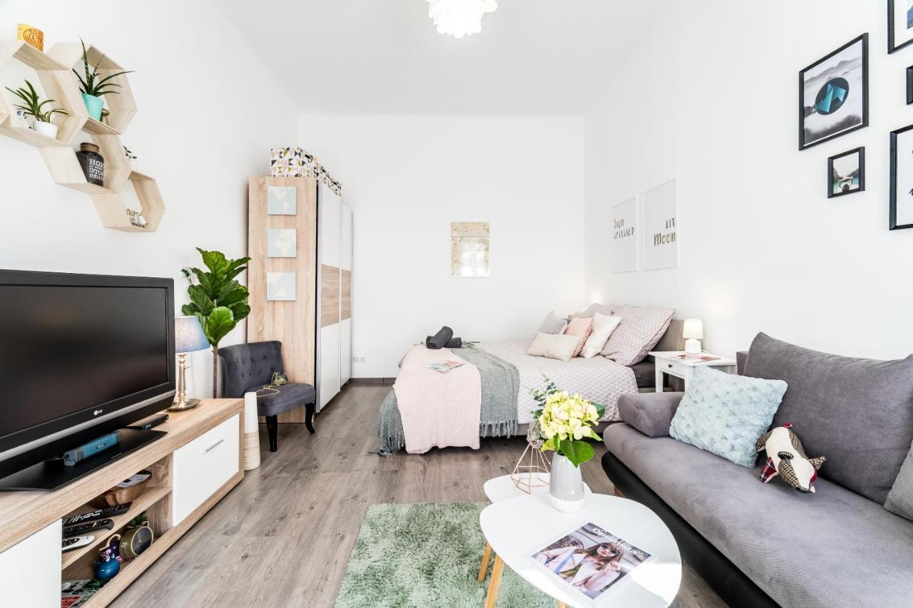 Sun-Splashed Retreat In The Heart Of A Vibrant Quarter 布达佩斯 外观 照片