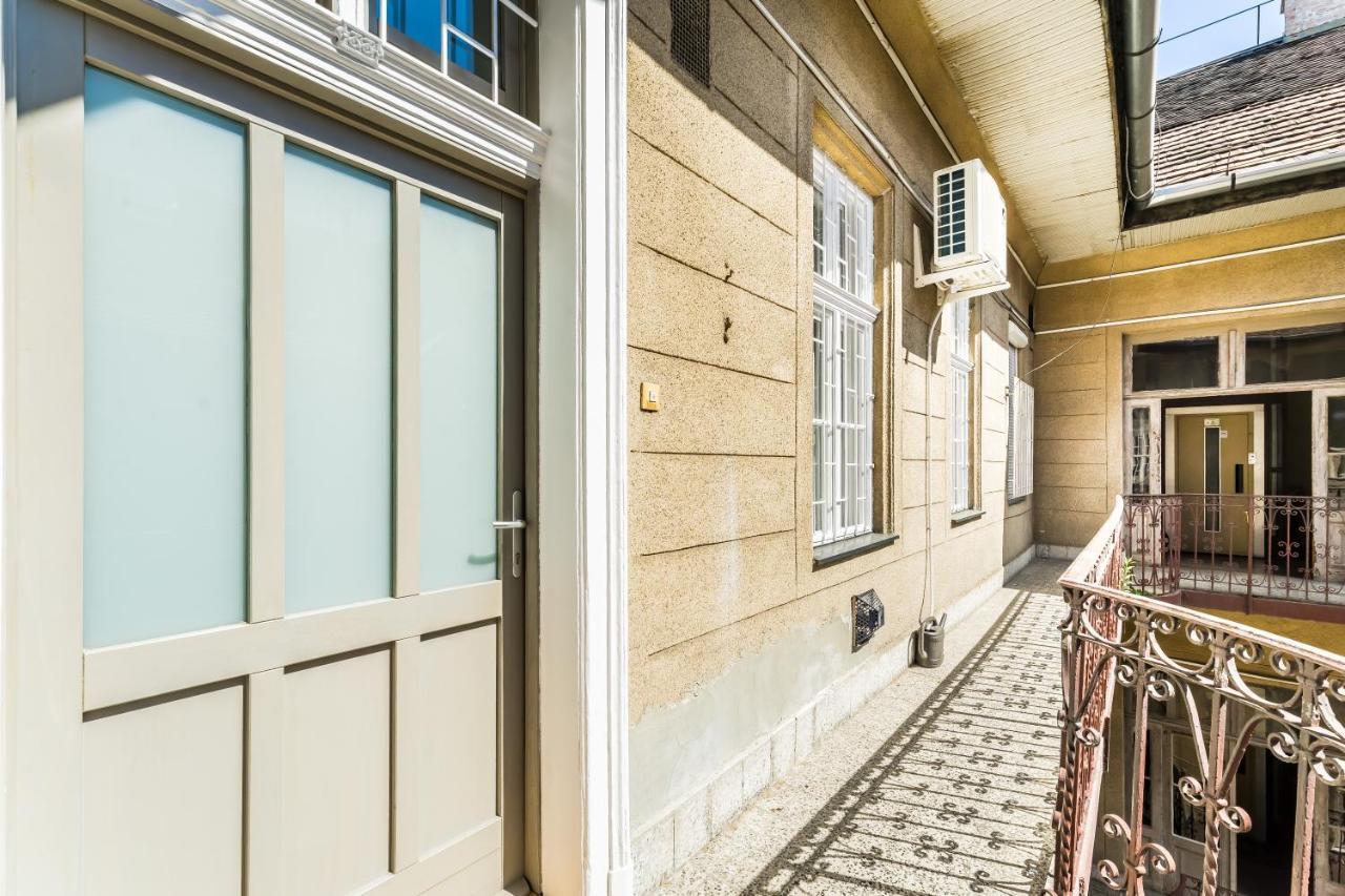 Sun-Splashed Retreat In The Heart Of A Vibrant Quarter 布达佩斯 外观 照片