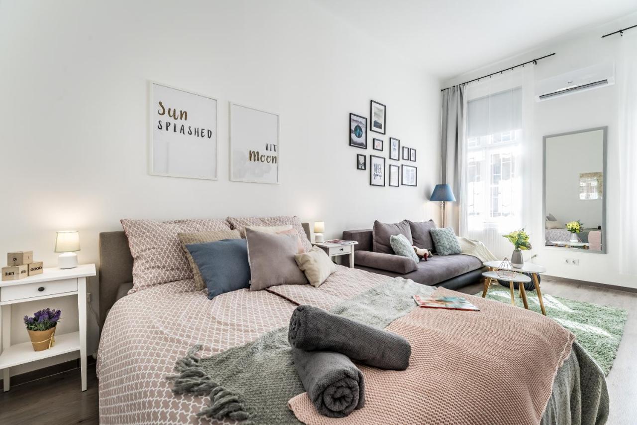 Sun-Splashed Retreat In The Heart Of A Vibrant Quarter 布达佩斯 外观 照片