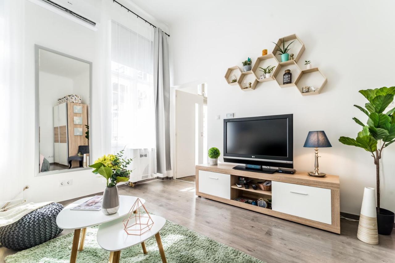 Sun-Splashed Retreat In The Heart Of A Vibrant Quarter 布达佩斯 外观 照片