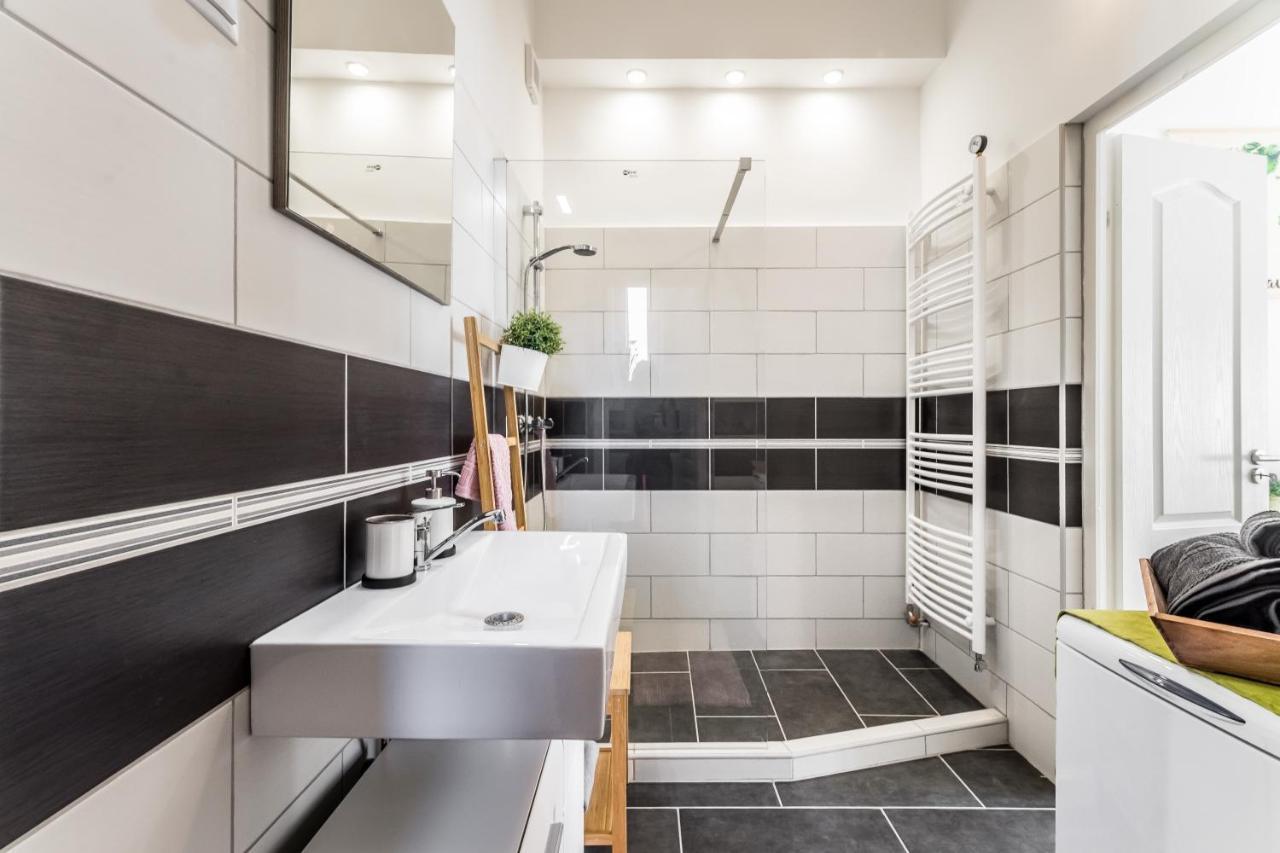 Sun-Splashed Retreat In The Heart Of A Vibrant Quarter 布达佩斯 外观 照片
