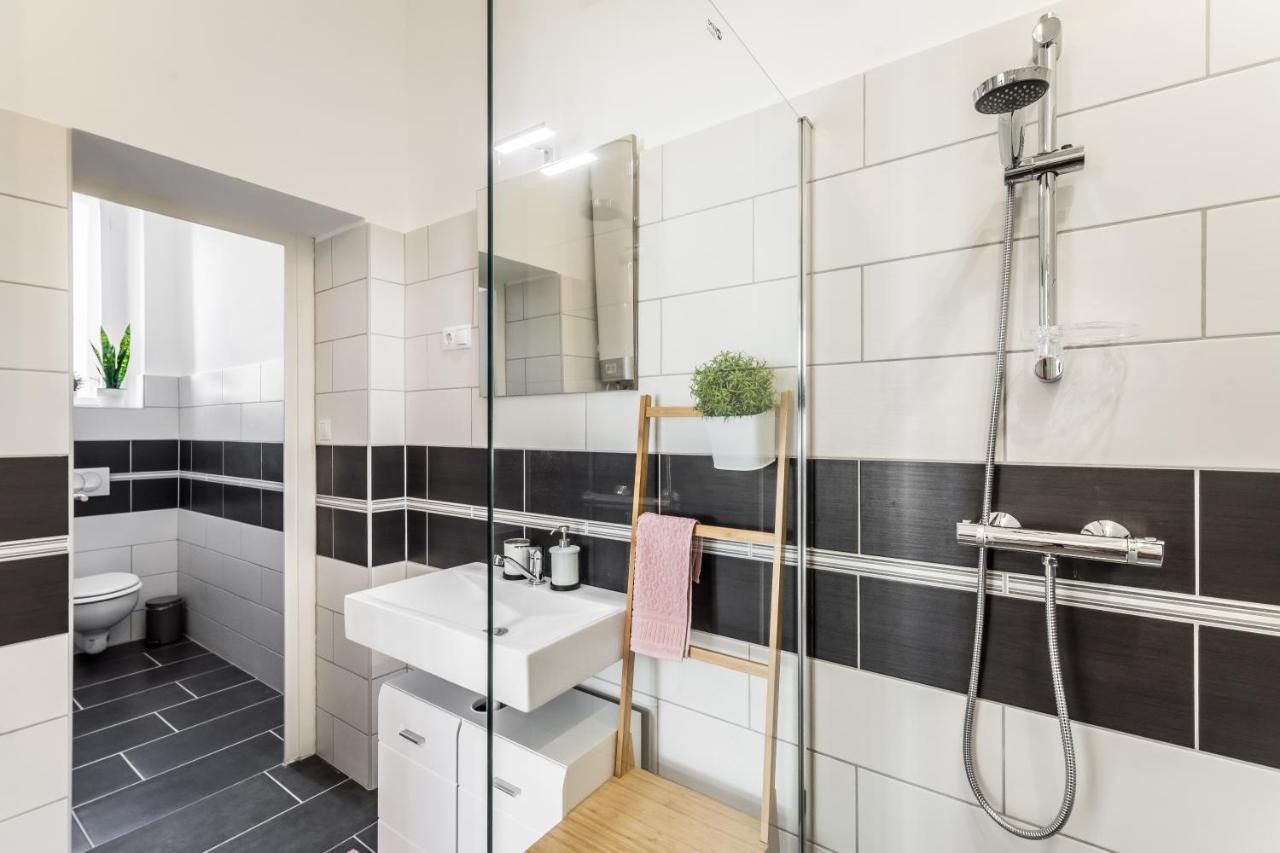 Sun-Splashed Retreat In The Heart Of A Vibrant Quarter 布达佩斯 外观 照片